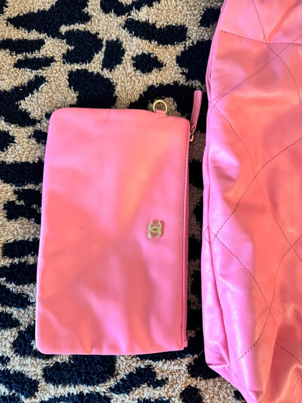 CHANEL 22 Hobo Bag Pink
